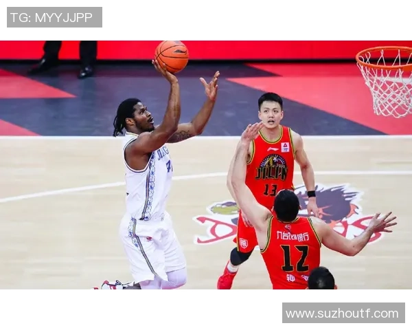 18火箭与勇士激战正酣比分悬念不断引发球迷热议